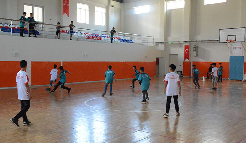 Kur`an kursu öğrencileriyle futsal etkinliği